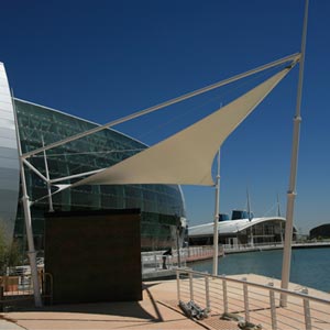 Estructura tensada triangular delante del mar en edificio rivas futura