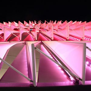 Detalle de las lamas de ETFE iluminadas de San Mamés