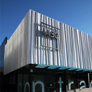 Logo y fachada textil de la sede de IASO
