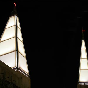 Estructura tensada con material PTFE en las torres de murcia por la noche iluminadas