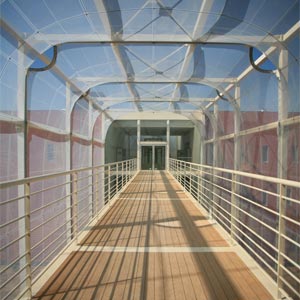 Pasillo cubierto en material ETFE de la Universidad de Aveiro