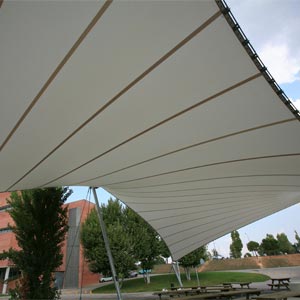 Estructura tensada en parque de la Universidad de Barcelona