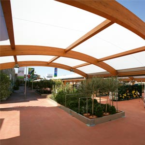 Estructura tensada con materiales ETFE y madera del centro comercial Vaguada
