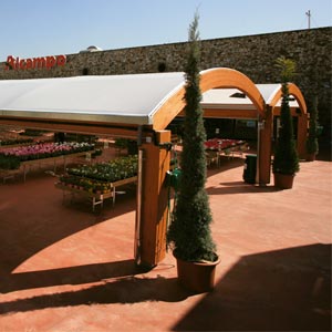 Estructura tensada con materiales ETFE y madera del centro comercial Vaguada