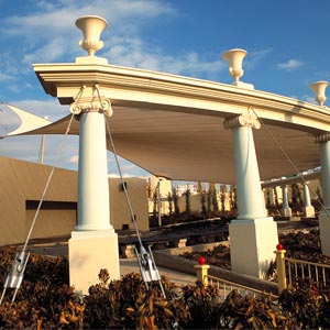 Estructura tensada cubriendo las gradas de un escenario del parque temático Warner Bross