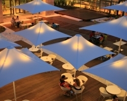 Parasoles sirio en terraza de bar iluminados
