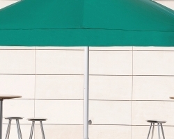parasol verde oscuro quadrado con pie de lámpara