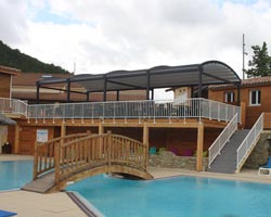 Pergola en terraza de bar delante de piscina  con puente
