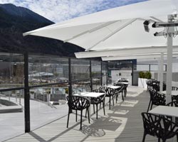 Parasoles blancos cuadrados en terraza de bar