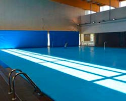 Cubierta de lona en piscina interior con instalación elevada