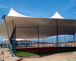 Estructura tensada en forma de cubierta en pista de tenis