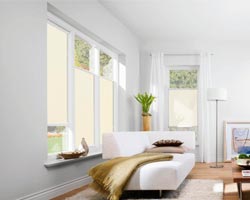 cortina q-motion blanca en ventana y puerta del salon de estar