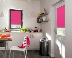 Cortina interior rosa en puerta de cocina