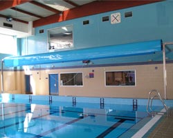 Instalación elevada en piscina interior