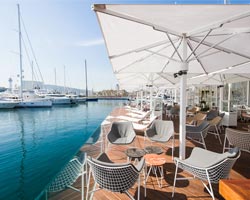 parasoles blancos para restaurante en el puerto marítimo